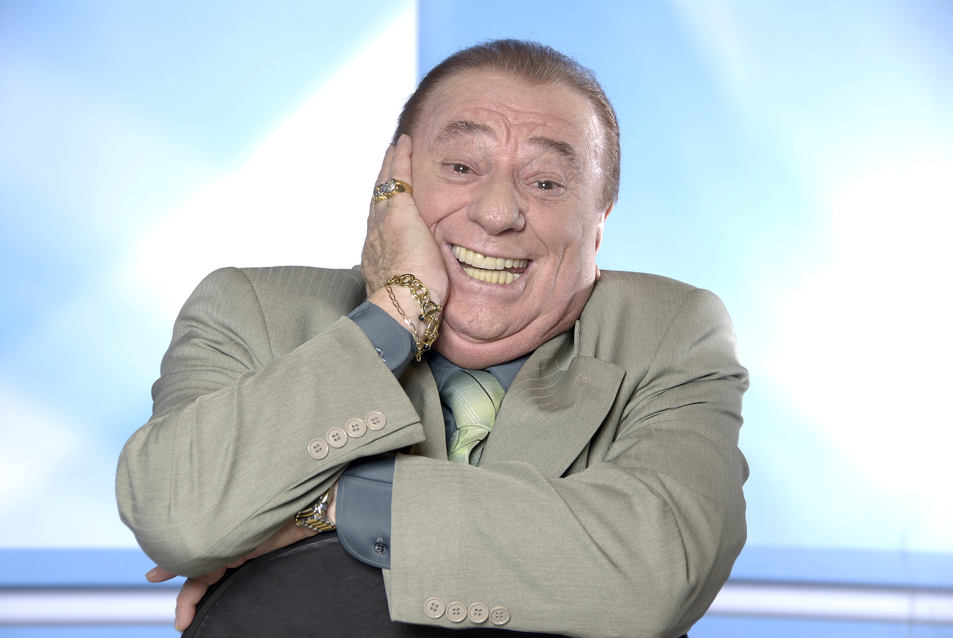 Raul Gil em estúdio de televisão