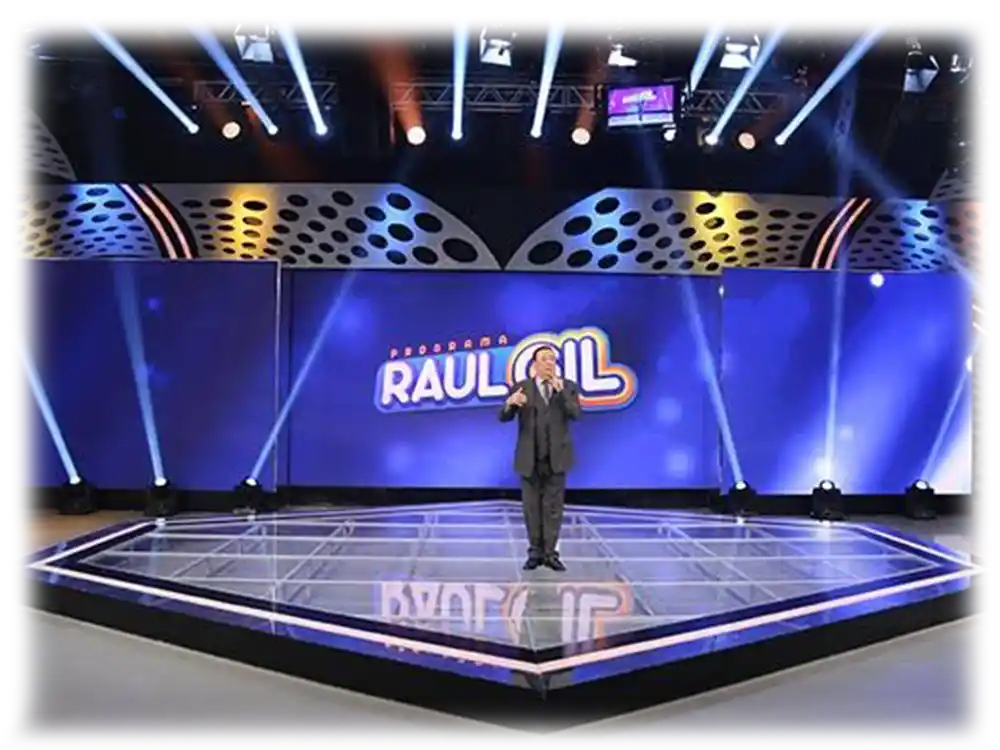 Raul Gil com microfone dourado